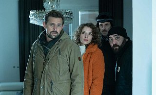 Die zweite Staffel der Serie „Check Check" wird derzeit in der Region gedreht. Jan (v.l., Klaas Heufer-Umlauf), Victoria (Antonia Bill), Harald (Jan Georg Schütte) und Ertu (Kailas Mahadevan) spielen die Hauptrollen. - © Joyn/ Stephanie Kulbach