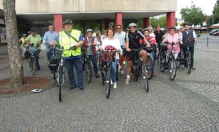 Bianca winkelmann und Olive rvogt führten zunächst die große Fahrradgruppe an, als sie vor dem Espelkamper Rathaus starteten. - Karsten Schulz