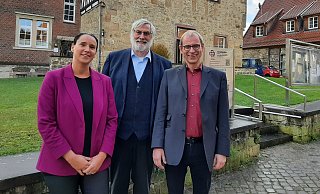 Diakonie-Vorstand Vanessa Kamphemann (v. l.), Martin Hamburger, Vorstandsmitglied der Bethe-Stiftung und Christoph Humburg. - Dieter Scholz