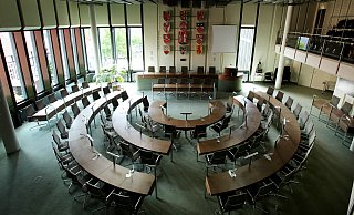 Der 2020 gewählte Stadtrat ließ keinen der Sitze im Bünder Ratssaal mehr frei. In diesem Jahr reduziert sich die Zahl der Ratssitze wieder von 48 auf 40. - Patrick Menzel