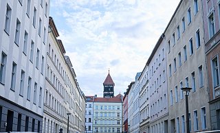 Der Trend hält an: Wohnungen, hier in Berlin, werden teurer. (Archivbild) - Annette Riedl/dpa
