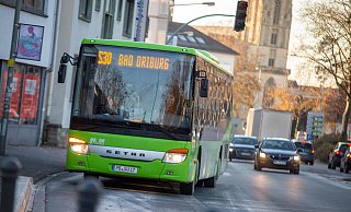 Mit einem Ticket vom Umland in die Stadt: Der Bus aus dem Kreis Höxter fährt bis nach Paderborn. Eine geplante ÖPNV-Umstrukturierung könnte das künftig ändern. - Niklas Tüns