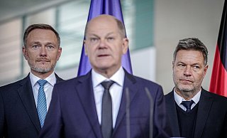Bundeskanzler Olaf Scholz (M.), Finanzminister Christian Lindner (l.) und Bundeswirtschaftsminister Robert Habeck. - Kay Nietfeld/dpa