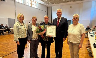 Gratulierten Brigitte Kersting (Mitte) zur Ehrennadel in Gold mit Diamant: (v. l.) Ursula Schormann, Brigitte Michaelis (beide stellvertetende Bürgermeisterin), Bürgermeister Werner Peitz sowie Anita Papenheinrich (stellvertretende Bürgermeisterin). - Stadt Delbrück