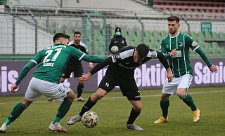 Aygün Yildirim vom SC Verl kämpft mit Lübeck-Spieler Nico Rieble um den Ballbesitz. - picture alliance / nordphoto GmbH