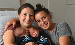 Dieses Glücksgefühl ist wohl nicht mehr zu toppen: Tanja und Sarah Grünheid mit ihren Kindern. - EvKB