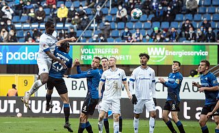 Darmstadts Innenverteidiger Patric Pfeiffer (l.) wuchtet in der 81. Minute seine 1,96 Meter in die Höhe und köpft zum Tor des Tages ein. - picture alliance/dpa