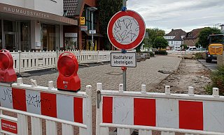 Dass die Vollsperrung im Moment eine so große Strecke umfasst, liegt an einer Verzögerung im Bauabschnitt Ecke Friedrichstraße. - Judith Gladow Dass die Vollsperrung im Moment eine so große Strecke umfasst, liegt an einer Verzögerung im Bauabschnitt Ecke Friedrichstraße. - Judith Gladow