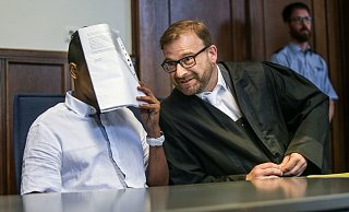 Der Bielefelder Strafvertreidiger Martin Mauntel (r.) kämpft aktuell vor dem Landgericht Dortmund um einen Freispruch für einen mutmaßlichen Seepiraten (41) aus Somalia. - Verwendung weltweit