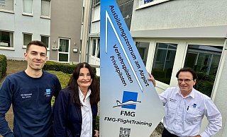 In der Flugschule von Michael Gross (r.) am Flughafen Paderborn/Lippstadt wird ausgebildet. Im Einsatz sind auch Vize-Geschäftsführerin Ruth Damann und Nico Schlüter (Operations und Marketing).. - Jens Reddeker