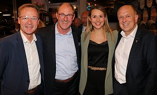 Für Paderborns Bürgermeisterkandidat Stefan-Oliver Strate geht es in die Stichwahl gegen Ralf Wolters (Grüne). Hier freut er sich mit Staatssekretär Daniel Sieveke (v. l.), CDU-Kreisvorsitzender Corinna Rotte über die Wiederwahl von Landrat Christoph Rüther. - Neue Westfälische