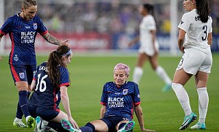 Megan Rapinoe (M) bleibt nach einer Verletzung auf dem Rasen liegen. - Gregory Bull/AP