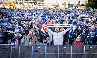 Am Freitag kamen tausende Arminia-Fans auf den Alexanderplatz, um ihre Arminia zu feiern. - Barbara Franke