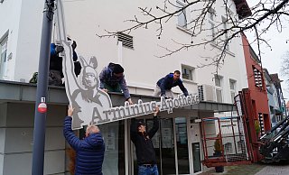 Das Schild der Arminius-Apotheke schmückt künftig die Veranstaltungen der Schützen aus der Bauernecke.  - BSV