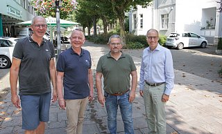 Wolfgang Peters (v.l.), Konrad Scherf und Paul-Michael Schröder sowie Matthias Hack vom Beirat der Projektgesellschaft sind sich sicher, dass das City-Outlet die Innenstadt Bad Lippspringes wiederbeleben wird. - Uwe Müller