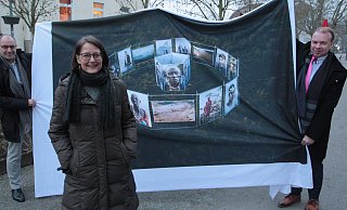 Die weltweit agierende Foto-Künstlerin Barbara Dombrowski wird ab Juni in Bad Lippspringes Fußgängerzone und im Arminiuspark ausstellen. Matthias Hack (l.) vom Kulturfonds und Bürgermeister Ulrich Lange präsentieren eine ihrer Installationen. - Uwe Müller