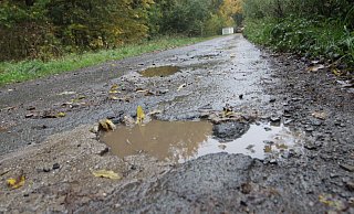 Die Schlaglöcher auf dem alten Durbekeweg sind teilweise bis zu zehn Zentimeter tief. - Uwe Müller Die Schlaglöcher auf dem alten Durbekeweg sind teilweise bis zu zehn Zentimeter tief. - Uwe Müller