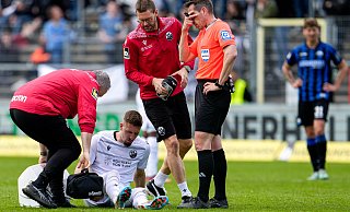 Sandhausens Janik Bachmann wird (wieder einmal) behandelt. Für die vielen Spielunterbrechungen ernteten der SV Sandhausen und Schiedsrichter Tobias Stieler, der sich hier an den Kopf greift, anschließend Kritik von Paderborns Cheftrainer. - picture alliance