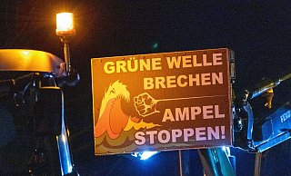 Plakat mit der Aufschrift «Grüne Welle brechen - Ampel stoppen» während eines Bauernprotestes. - Stefan Sauer/dpa