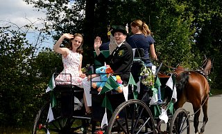 Die Onlinekönigin Aileen Kahlert und ihr König Lukas Eickhoff fuhren mehr als drei Stunden zweispännig durch weite Teile Spexards - Markus Schumacher