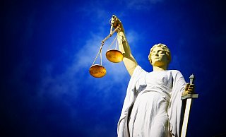 Die Angeklagten sollen einen 22-Jährigen erst zusammengeschlagen haben, um ihn dann mit einem Klebeband an einen Stuhl zu fesseln und weiter körperlich zu malträtieren. - Pixabay (Symbolfoto)