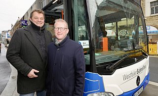 Bielefelds Mobilitätsdezernent Martin Adamski und der Engeraner Bürgermeister Thomas Meyer (v. l.) stellten das neue Angebot vor. Nur 39 Minuten dauert die komplette Fahrt von Endstation zu Endstation. - Peter Unger