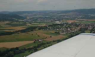 Rundflug mit der Piper PA 28 Archer III: Der Blick aus rund 600 Metern Höhe zeigt Albaxen und im Hintergrund Stahle und Holzminden. - Mathias Brüggemann