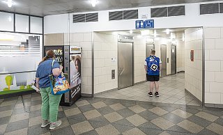 An den U-Bahn-Stationen Jahnplatz (Foto) und Rudolf-Oetker-Halle sind die öffentlichen Toiletten täglich bis ein Uhr nachts geöffnet. Wenn sie nicht gerade beschädigt sind. - Dieckmann-Fotodesign l Bielefeld