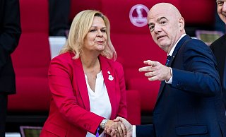 Bundesinnenministerin Nancy Faeser (l) und FIFA-Präsident Giovanni Infantino bei der WM in Katar. - Tom Weller/dpa