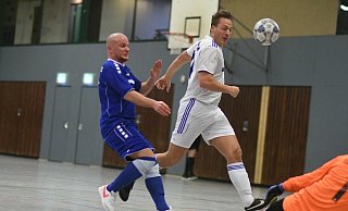 Halbfinal-Termin offen: Die Ü-32-Kicker des TuS Jöllenbeck mit Daniel Kesegi, der hier gegen Amshausens Benjamin Herkströter (Mitte) den Kürzeren zieht, müssen als nächstes gegen Dornberg ran. Foto: Helmig - Christian Helmig