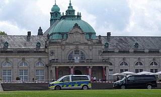 Der 20-jährige Philipos Tsanis wurde vor dem Kaiserpalais im Kurpark attackiert und so schwer verletzt, dass er zwei Tage nach der Tat starb. Zunächst fahndete die Polizei nach einer zehnköpfigen Gruppe, die aus Migranten bestehen sollte. - Thorsten Gödecker