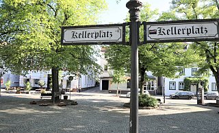 Der Beverunger Kellerplatz mit Blick auf die Weserstraße. Beide Bereiche sollen komplett umgebaut werden – inklusive Einbahnstraßenregelung. - Simone Flörke