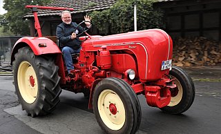 Gut gelaunt sitzt Michael Kohlschein auf dem schicken Porsche-Trecker. - Simone Flörke