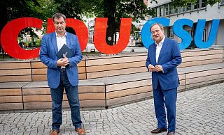 CDU-Kanzlerkandidat Armin Laschet (r) und CSU-Chef Markus Söder geben vor der gemeinsamen Präsidiumssitzung ihrer Parteien ein Pressestatement. - Foto: Kay Nietfeld/dpa
