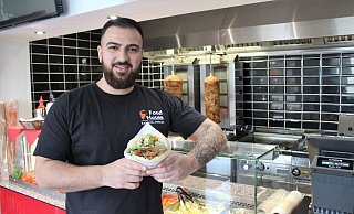 Mehmet Akgüc (26) ist von Hamburg nach Bünde gezogen, um hier seinen Schnellimbiss "Food House" zu eröffnen. - Anastasia von Fugler