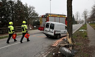 Der Apotheken-Transporter ist ungebremst vor den Straßenbaum an der Planckstraße gefahren. - Frank-Michael Kiel-Steinkamp