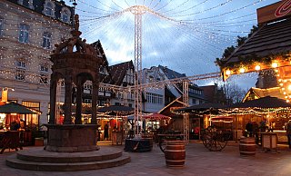 Auch bei Dämmerung sehr schön - das Weihnachtslicht auf dem Neuen Markt. - Julia Lichtnecker