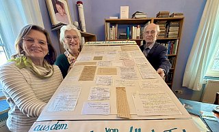 Eine Auswahl aus dem analogen Zettelkasten des Wilhelm Finke zeigt diese Tafel. Peter Frielingsdorf (r.) hat den Nachlass aufgearbeitet. Darüber sind auch seine Heimatvereinsmitstreiterinnen Christiane Rensing (l.) und Christina Wilmes froh. - Jens Reddeker