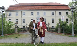 Dieter Obermeyer (l.) ist für den Tweed-Ride gewappnet, Dieter Büssing steht im Fantasie-Gewand des Wasserschloss-Erbauers Johann Friedrich von Weißenfels bereit. - Ulf Hanke