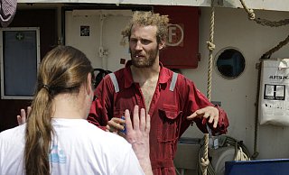 Axel Grafmanns (vorne) und Tillmann Teltemann planen an Deck der "Sea-Watch 2" das weitere Vorgehen. - Bastian Schlange