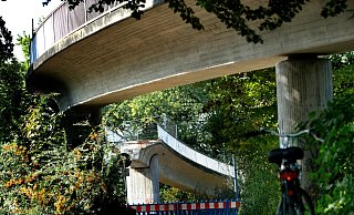 Die Reste der Brücke über die B 61 sollen im November oder Dezember verschwinden. Bald darauf beginnen die Arbeiten für das neue Bauwerk, auf das nun schon über zwei Jahre lang gewartet wird. - Andreas Frücht