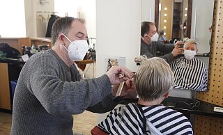 Friseurmeister Marc Schuster ist froh, dass er wieder Haare schneiden darf. Und auch seine Kunden seien ausgesprochen dankbar für das Ende des Lockdowns. - Meiko Haselhorst