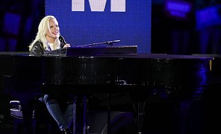 Lady Gaga performt vor ikonischer Kulisse «God bless America» am Klavier. - Matt Slocum/AP/dpa