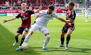 Bislang kam Kemal Ademi (M.), hier gegen die Clubberer Mats Möller Daehli (l.) und Erik Wekesser, nur zu einem Kurzeinsatz gegen Nürnberg. In Paderborn ist Sandhausens Stürmer nun mindestens ein heißer Joker-Kandidat. - picture alliance