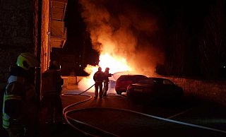 Die Feuerwehr beim Löscheinsatz nach Brandstiftung an Autos auf dem Hinterhof an der Spitalmauer. - Polizei Paderborn