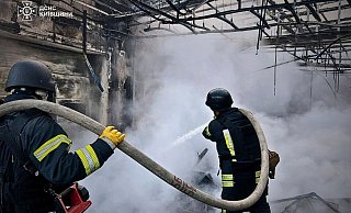 Die Ukraine erlebte in der Nacht zum Sonntag die bisher stärksten Drohnenangriffe seit Kriegsbeginn. - Uncredited/Ukrainian Emergency Service/AP/dpa
