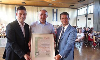 Der Bad Driburger Beigeordnete Michael Scholle (v. l.) der Neuenheerser Bezirksausschussvorsitzenden Thomas Arens und Landrat Michael Stickeln freuen sich über den Sieg Neuenheerses. - Burkhard Battran