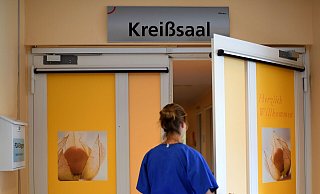 Durch den Hebammen-Mangel drohen Auswirkungen auf den Kreißsaal-Betrieb. - picture alliance / dpa (Symbolbild)