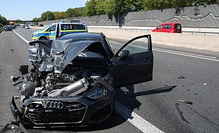 Bei dem Unfall erlitt der Audi-Fahrer Verletzungen und ein Rettungswagen brachte ihn ins Krankenhaus. - Polizei Bielefeld