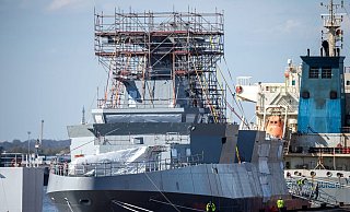 Ein Kriegsschiff vom Typ Meko 200 für Ägypten im Neustädter Hafen. - Foto: Sina Schuldt/dpa